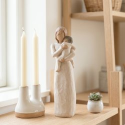 Willow Tree Child of my Heart figur st�ende p� reol i stue