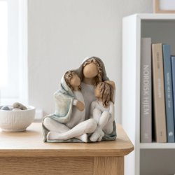 Indretning med Willow Tree Cozy. Den popul�re skulptur af en voksen og to sm� b�rn pynter smukt p� et lyst tr�bord i et skandinavisk hjem. En elegant gave til hende.
