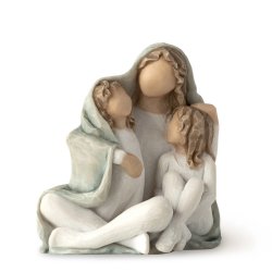Willow Tree Cozy figur med hvid baggrund. En smuk, h�ndmalet skulptur af en mor og to b�rn under et t�ppe &ndash; den perfekte gave til mors dag eller en nybagt mor.