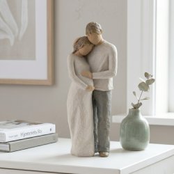 Willow Tree Home figur af en mand og gravid kvinde i k�rlig omfavnelse, placeret p� en hvid kommode i en lys, skandinavisk indretning.