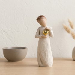 Smuk Willow Tree figur med guldhjerte st�ende p� en lys tr�hylde. Keepsake er en utrolig popul�r og personlig gave til hende, der fungerer perfekt som gave til mor eller venindegave.