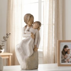 Willow Tree MotherDaughter figur p� en lys hylde. En smuk og meningsfuld gave til mor eller datter.