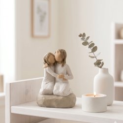 Willow Tree Sister Mine st�ende p� bogreol