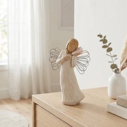 Willow Tree Thinking of You engel p� en kommode - En hjertevarm gaveid�, der pynter smukt i hjemmet.