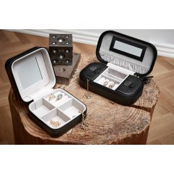 Gillian Jones Rejsesmykkeskrin Kvadratisk Vegansk PU